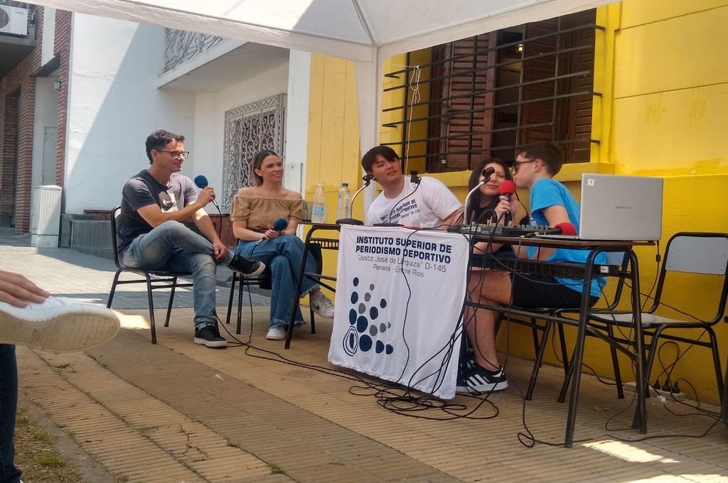 Los periodistas Sebastián Gálligo y Evangelina Ramallo fueron parte de la radio abierta. Aldana Badano