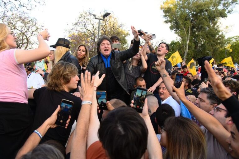 Javier Milei habló a metros del Monumento Nacional a la Bandera en Rosario. Marcelo Manera