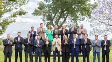 El gobernador electo Maximiliano Pullaro junto a su futuro gabinete en Cayastá. gentileza