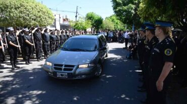 Policías de distintas fuerzas asistieron a despedir a Leoncio Bermúdez. Marcelo Manera.