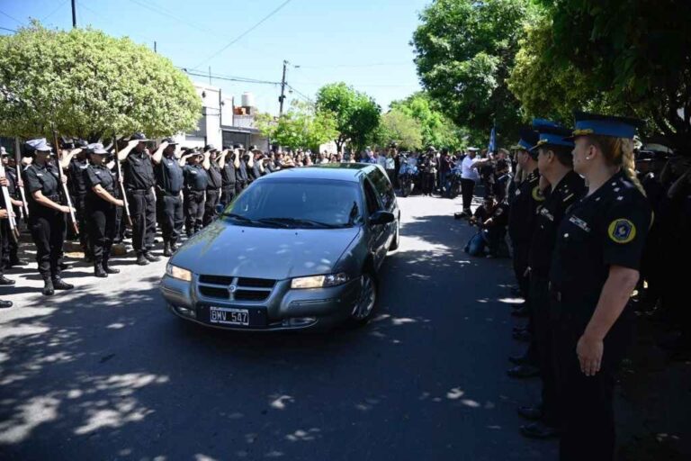 Policías de distintas fuerzas asistieron a despedir a Leoncio Bermúdez. Marcelo Manera.