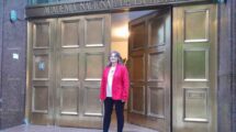 La docente corondina premiada en la puerta de la Academia de la Historia. Gentileza.