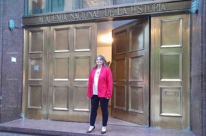 La docente corondina premiada en la puerta de la Academia de la Historia. Gentileza.