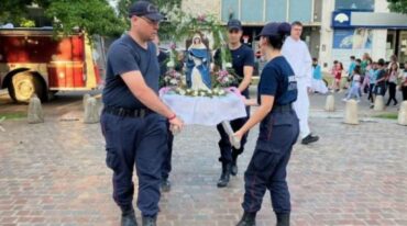 Los bomberos voluntarios hicieron la escolta de la imagen de la santa. Gentileza: Gálvez Hoy.