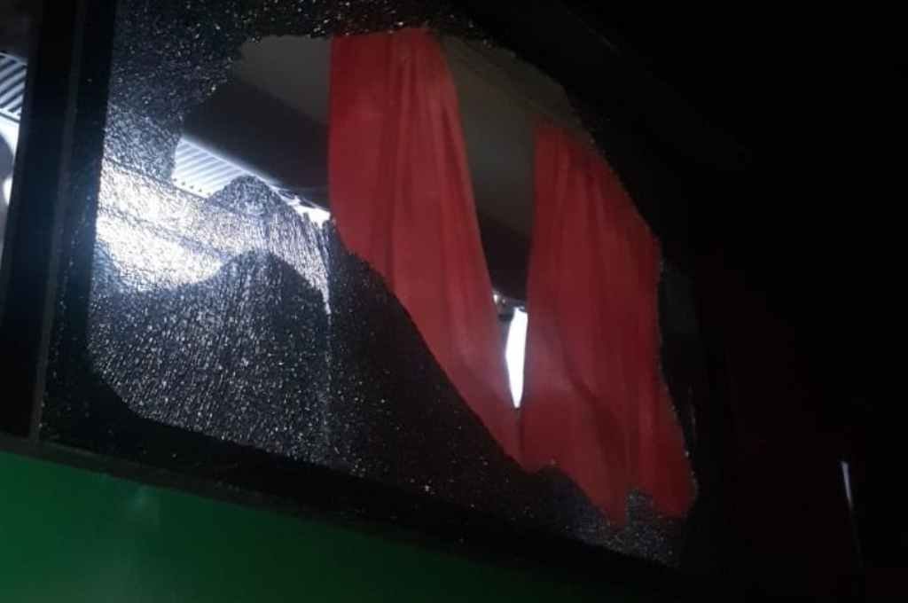 Una de las unidades con cristales destruidos. Gentileza.