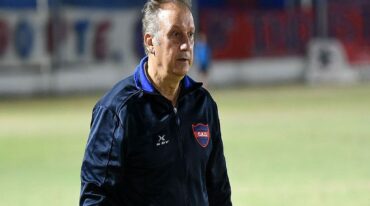 El experimentado entrenador podría recalar en calle Grella.