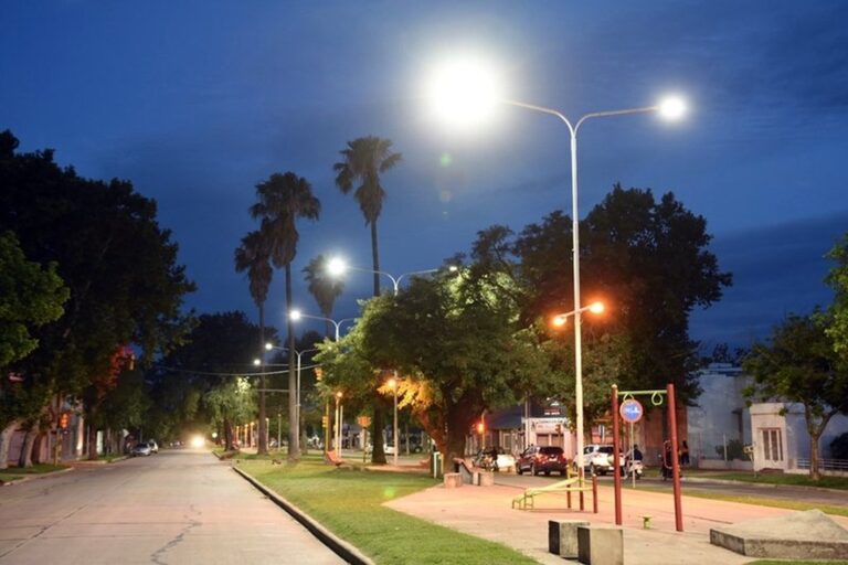 Se recorrieron los canteros de Av. Aristóbulo del Valle para apreciar el nuevo sistema de lumínico. Mun. de Rafaela
