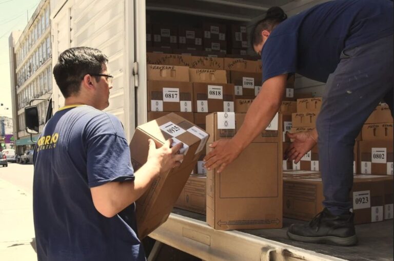 El transporte de las urnas se realiza en los vehículos del Correo Argentino.