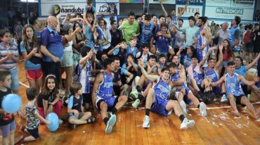El plantel de Sionista junto a su gente festeja el campeonato. Marcelo Tortul