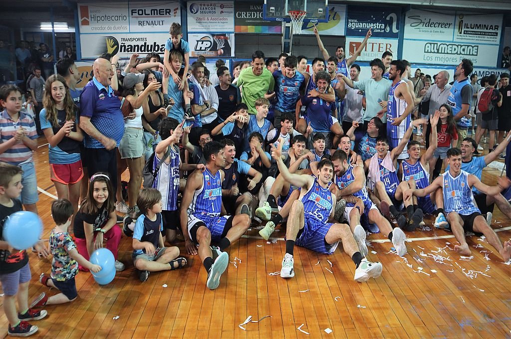 El plantel de Sionista junto a su gente festeja el campeonato. Marcelo Tortul