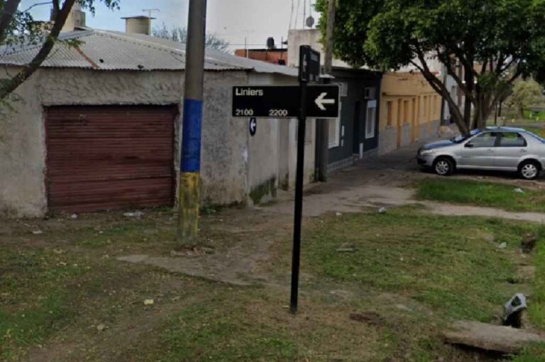 El crimen se registró cerca de Liniers al 2200 en Rosario. Google Street View.