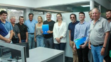 El gobierno provincial firmó el acta que permite el comienzo de una nueva obra eléctrica sobre la Ruta Provincial N° 10 camino a María Grande.