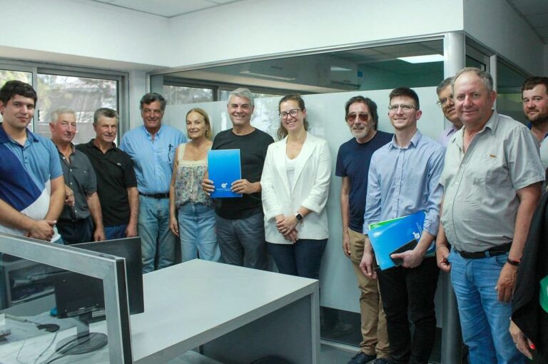 El gobierno provincial firmó el acta que permite el comienzo de una nueva obra eléctrica sobre la Ruta Provincial N° 10 camino a María Grande.