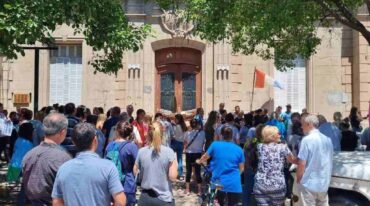 Trabajadores de la salud y vecinos realizaron un abrazo solidario en las puertas del Hospital San Carlos de Casilda. Mirador Provincial.