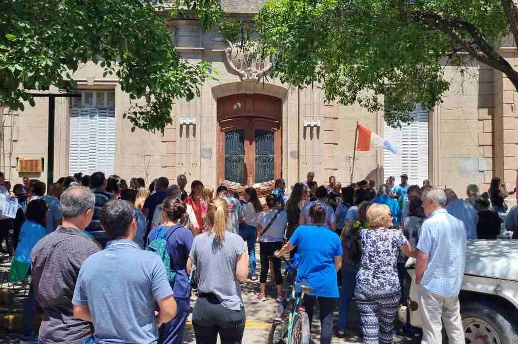 Trabajadores de la salud y vecinos realizaron un abrazo solidario en las puertas del Hospital San Carlos de Casilda. Mirador Provincial.