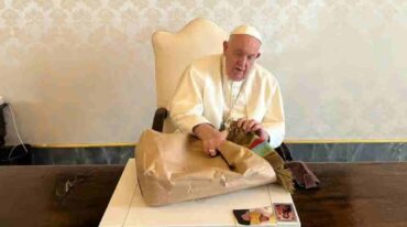 El papa Francisco recibiendo el regalo especialmente tejido para él. Gentileza.