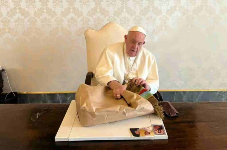 El papa Francisco recibiendo el regalo especialmente tejido para él. Gentileza.