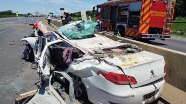 En camión cayó sobre un auto y lo aplastó en el acceso sur. Su conductor fue derivado al Heca. gentileza