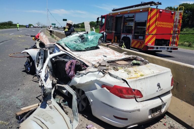 En camión cayó sobre un auto y lo aplastó en el acceso sur. Su conductor fue derivado al Heca. gentileza