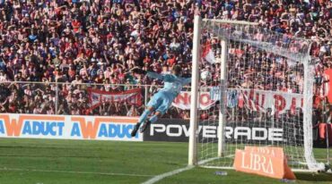 El tiro libre de Kevin Zenón tiene destino de gol. Mauricio Garín.
