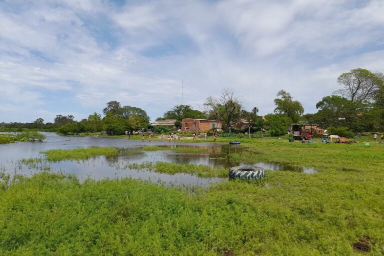 Crecida. Dos adultos y un menor fueron trasladados al Hogar María de Nazaret