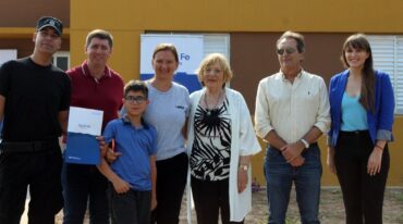 La Dirección Provincial de Vivienda y Urbanismo (DPVyU) entregó 72 escrituras a familias del departamento Las Colonias. Gobierno de la Provincia