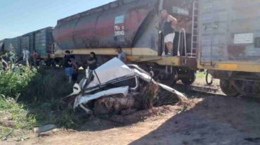 En principio el adolescente que manejaba el auto sufrió dos fracturas de costillas. Gentileza: prensa Unidad Regional XV.