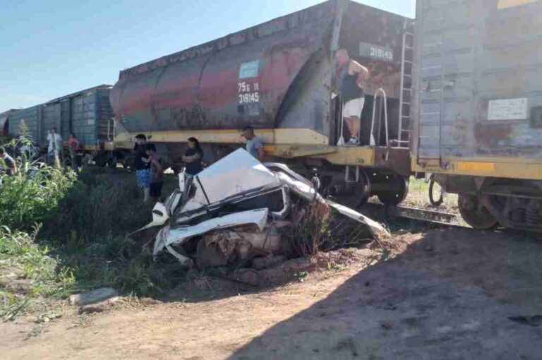 En principio el adolescente que manejaba el auto sufrió dos fracturas de costillas. Gentileza: prensa Unidad Regional XV.