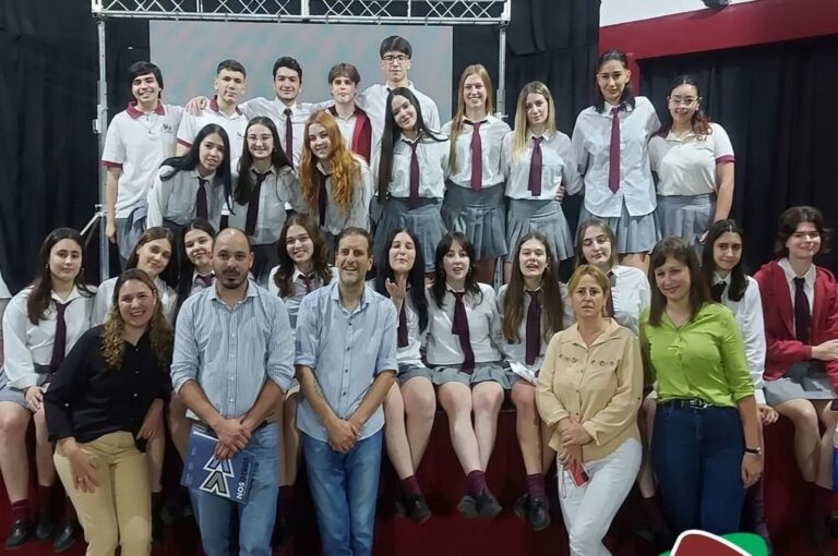 Alumnos y docentes del IMA