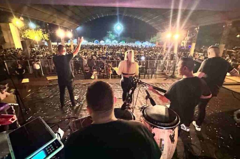 La multitud tomada desde el escenario cuando actuó Azul Castelló. Gentileza.