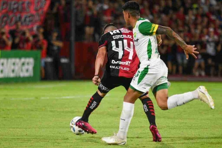 Francisco González toca de zurda y convierte el primero de sus dos goles. Gentileza: prensa Newell's Old Boys.