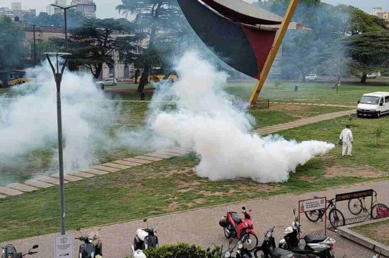 La Municipalidad de Rosario fumiga en áreas verdes de esta ciudad. Gentileza: prensa Municipalidad de Rosario.