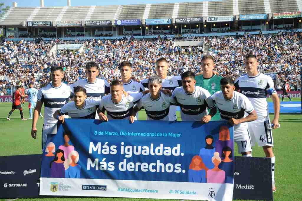 La delegación del club platense está en la localidad del Gran Rosario a la espera del partido del viernes. Archivo.