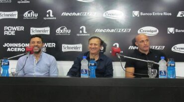 Walter Perazzo habló por primera vez cómo entrenador de Patronato. Dante Molina e Iván Furios lo acompañaron. Gabriel Obelar