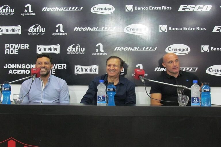 Walter Perazzo habló por primera vez cómo entrenador de Patronato. Dante Molina e Iván Furios lo acompañaron. Gabriel Obelar