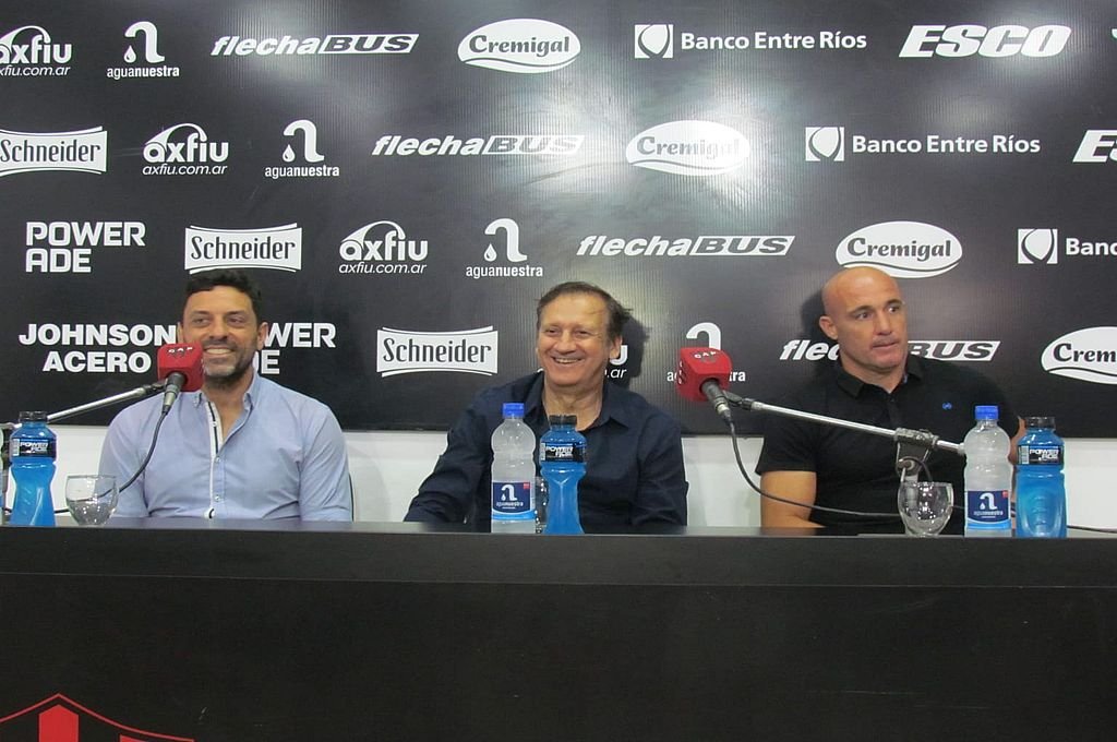 Walter Perazzo habló por primera vez cómo entrenador de Patronato. Dante Molina e Iván Furios lo acompañaron. Gabriel Obelar