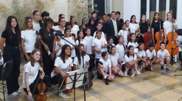 La Orquesta Infantil Camalotes brindó un concierto que terminó con todo el público cantando el Himno de la Alegría.