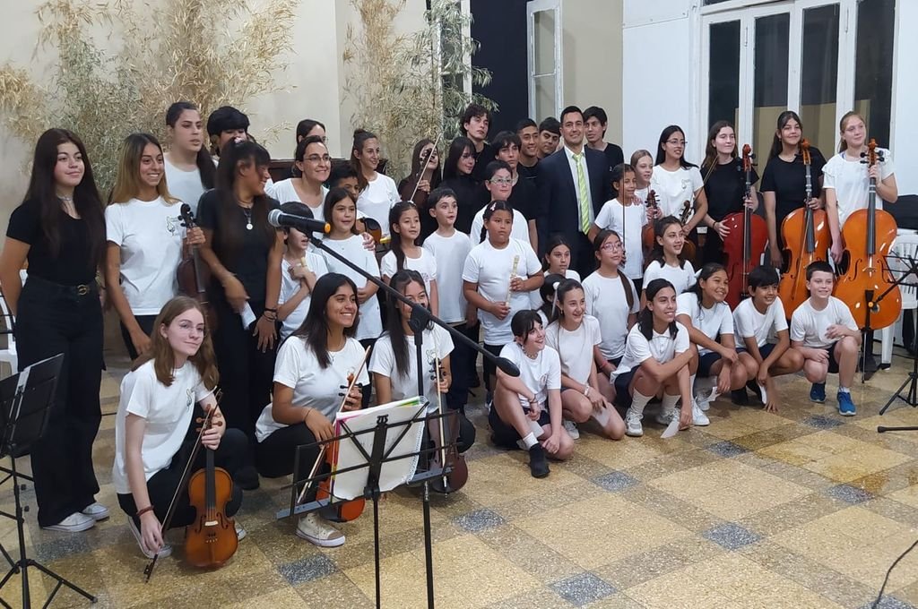 La Orquesta Infantil Camalotes brindó un concierto que terminó con todo el público cantando el Himno de la Alegría.