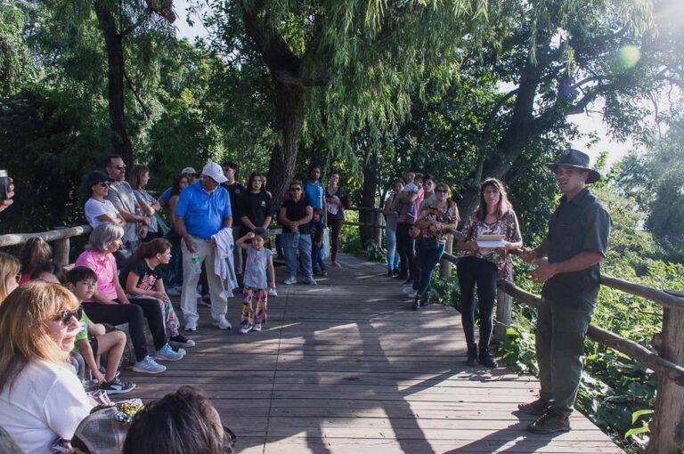 El Curupí se encuentra a solo 300 metros de la costa de la ciudad de Paraná.