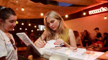 La escritora colombiana firma uno de sus libros. Gentileza: Pablo Zotalis.
