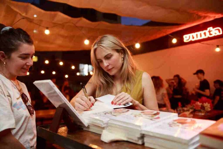 La escritora colombiana firma uno de sus libros. Gentileza: Pablo Zotalis.