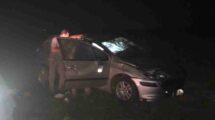 El auto quedó sobre sus ruedas