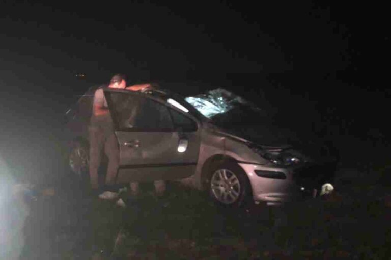 El auto quedó sobre sus ruedas