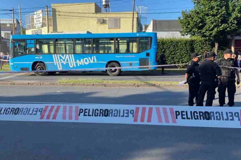 El chofer fue atacado a tiros en la zona de Eva Perón al 6300. Internet.