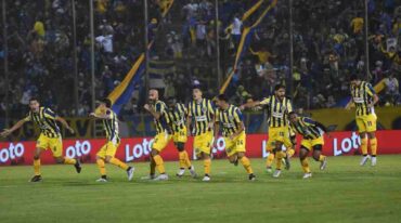 Broun contuvo el penal de Sigali y los jugadores comienzan a festejar. Gentileza: prensa Rosario Central.