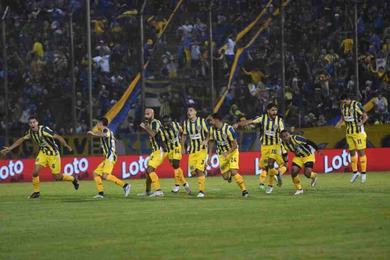 Broun contuvo el penal de Sigali y los jugadores comienzan a festejar. Gentileza: prensa Rosario Central.