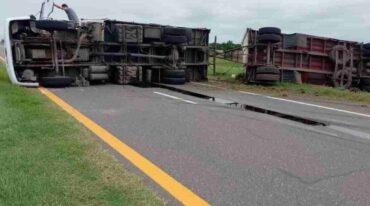 El camión con acoplado bloqueó el tránsito en la mano hacia Córdoba. Gentileza.