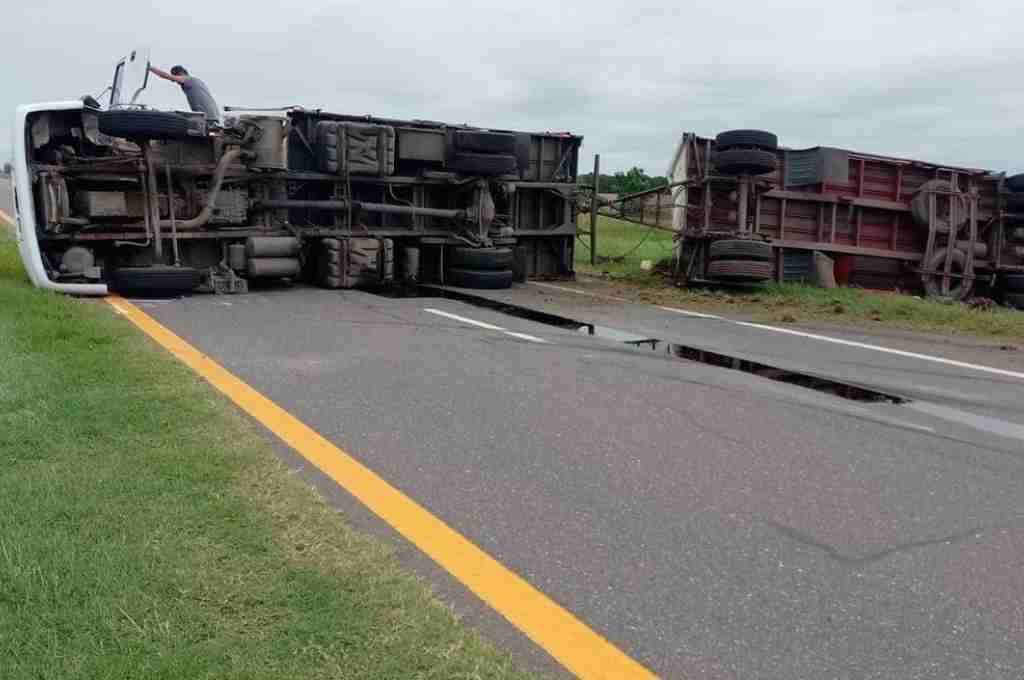 El camión con acoplado bloqueó el tránsito en la mano hacia Córdoba. Gentileza.