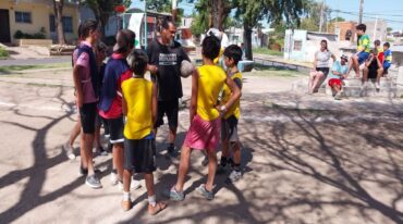 La plaza Mártires de Trelew se llenó de color. Nicolás García