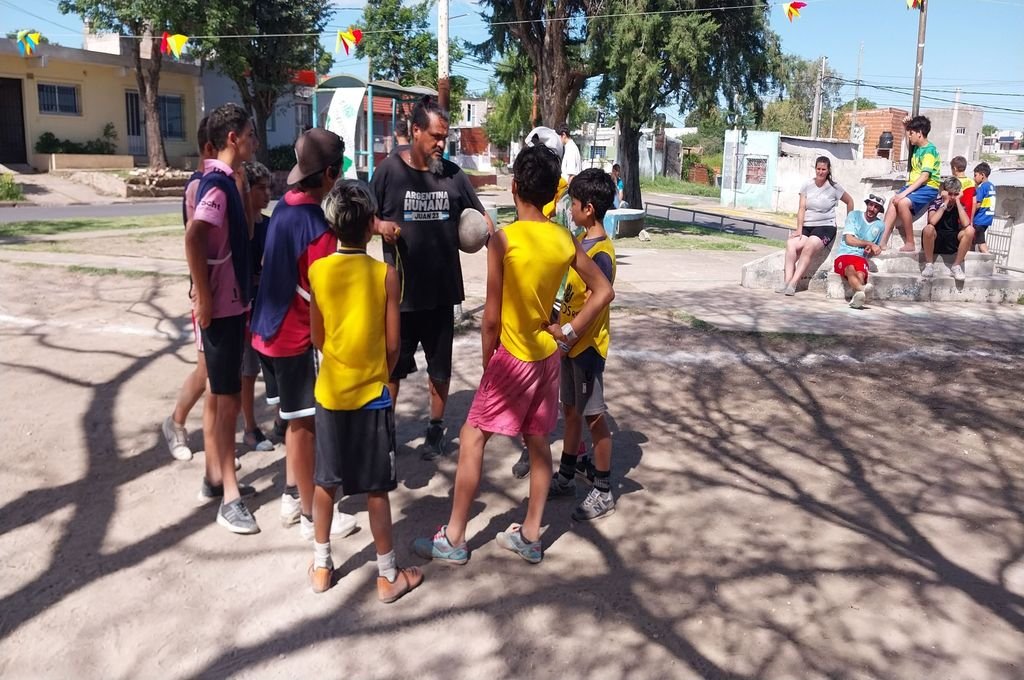 La plaza Mártires de Trelew se llenó de color. Nicolás García